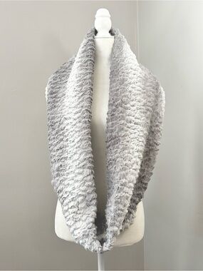 Ultra-soft Textured Ombré Faux Fur Infinity Scarf Rippled Gray White Snood Plush
